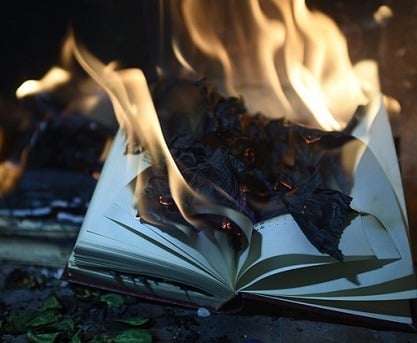 Gefälschte Erinnerungen: Gedächtnismanipulation in modernen Dystopien Bücherverbrennung als übliches Herrschaftsmittel in Dystopien wie Fahrenheit 451.
