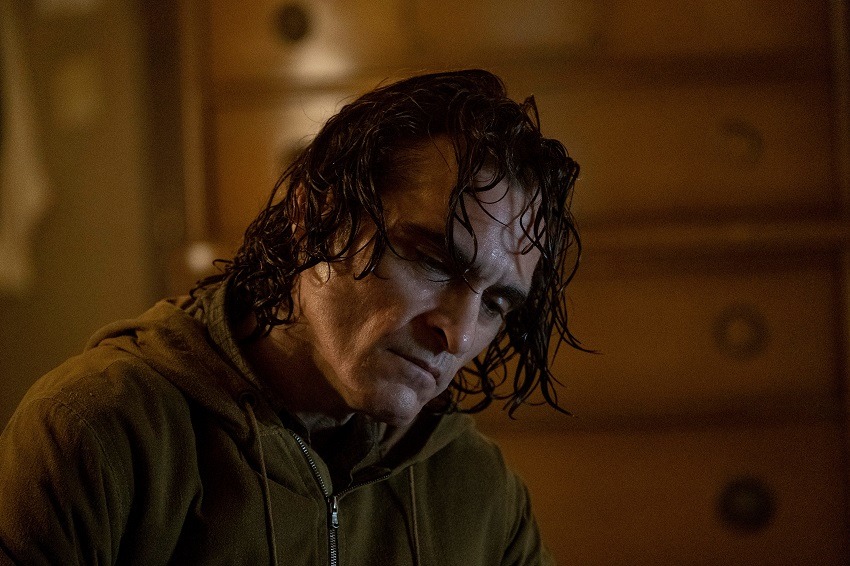 Joaquin Phoenix aungeschminkt in Joker