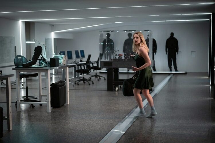 Filmkritik: Leigh Whannells „Der Unsichtbare" (2020) Der Unsichtbare: Cecilia schleicht auf Socken aus dem Haus von Adrian Griffin