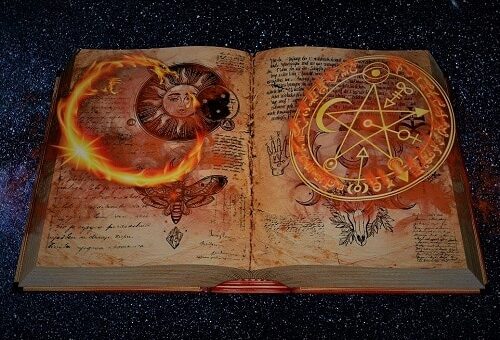 Mysteriöses Buch mit Flammensymbolen, in denen viele Horror-Tests stehen