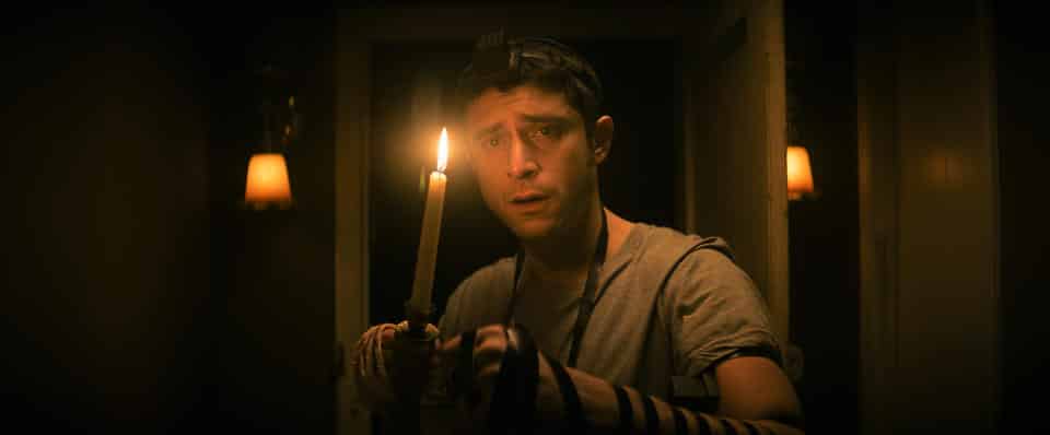Filmkritik: The Vigil – die Totenwache Filmszene aus "The Vigil": Yakov mit Kerze.