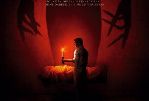 Filmposter zu "The Vigil - die Totenwache": ann mit Kerze vor dämonischem Schatten