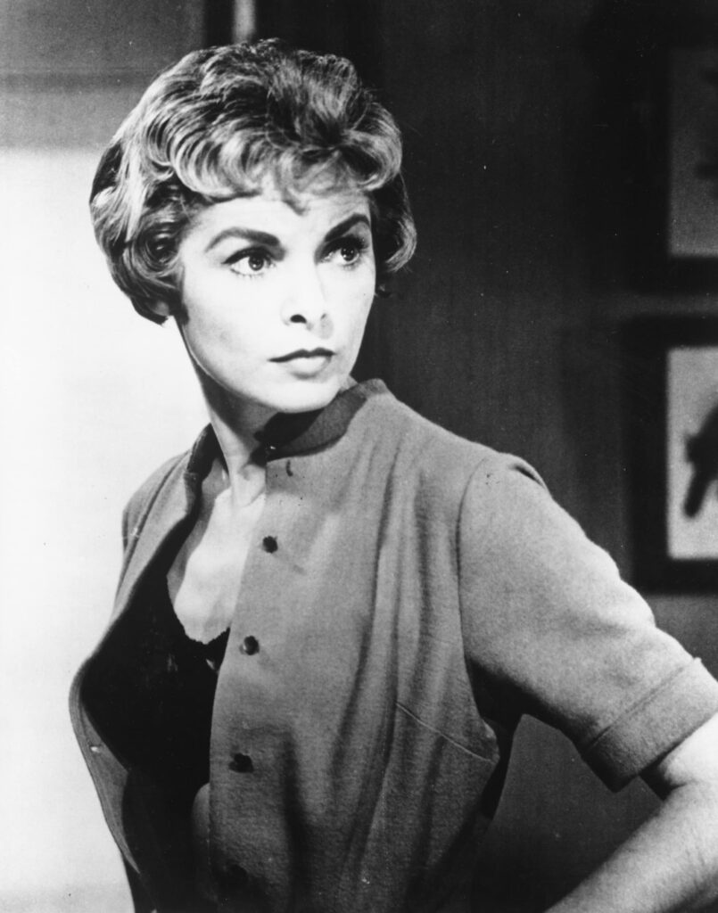 Alfred Hitchcocks und Robert Blochs „Psycho“ im Vergleich: Analyse von Film und Buch Janet Leigh am Set von Hitchcocks "Psycho".
