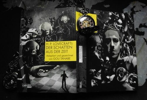 Coverbild der Carlsenausgabe von Gou Tanabes Lovecraft-Adaption "Der Schatten aus der Zeit"