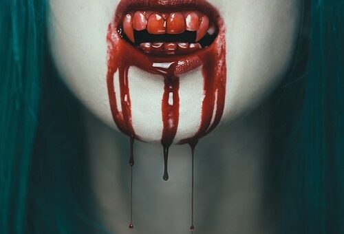 Wie viel weißt Du über Vampire in Literatur und Film? Ein Vampir-Quiz Vampirin mit blutverschmiertem Mund als Titelbild eines Vampir-Quiz