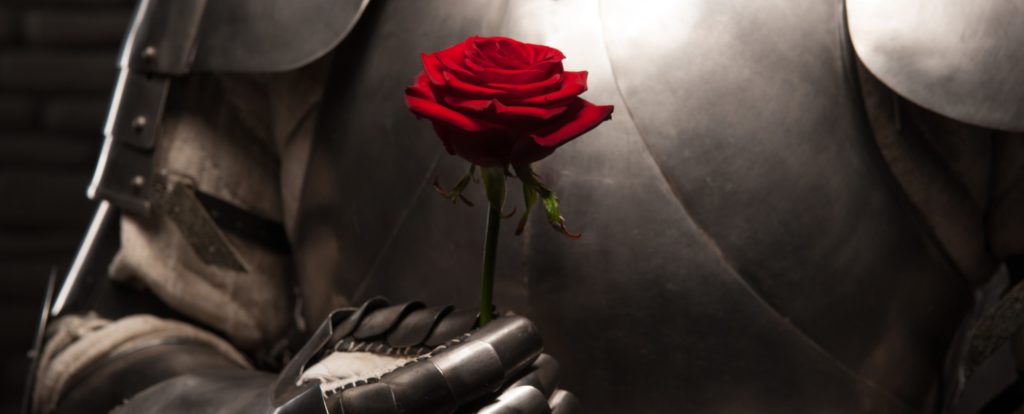 Ausschnitt von Ritter Huldbrand, der sich eine Rose vor den Harnisch hält