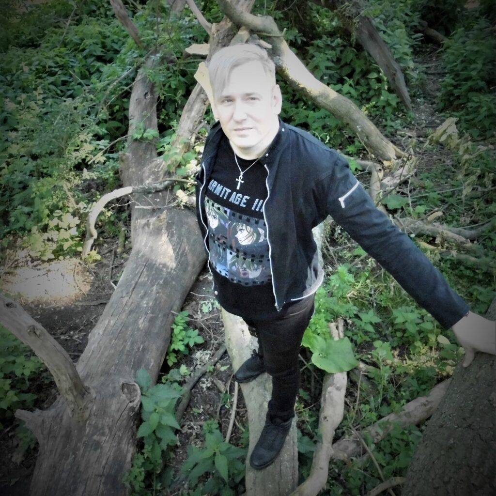 Marius Tahira mit blonden Haaren und Armitage-III-Shirt im Wald