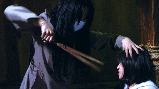Filmszene aus "Carved: The slit mouthed woman", in der die namensgebende Frau ein Kind mit einer langen Schere bedroht.