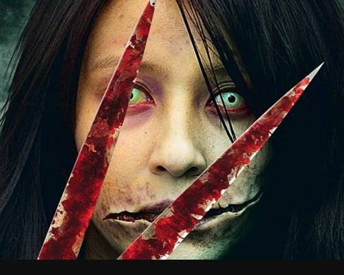 Kuchisake-onna aus dem Film "Carved: The slit mouthed woman", eine blutige Schwere vor ihr geisterhaftes Gesicht haltend.