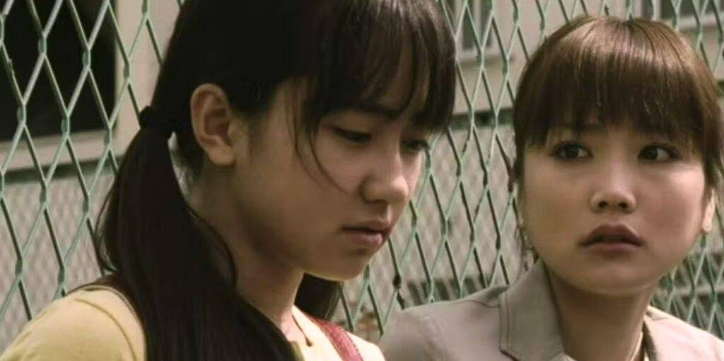 Die Schülerin Mika und Lehrerin Kyoko unterhalten sich, eine Szene aus dem Film "Carved: The slit mouthed woman".