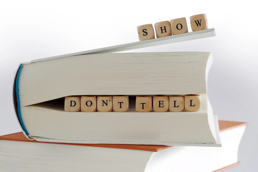 "Show, don't tell" auf Holzblöcken geschrieben.