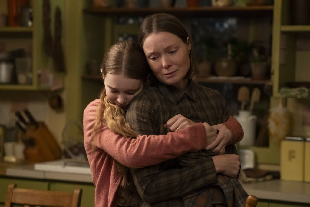 Summer-H.-Howell und Samantha Sloyan in der Serie "Carrie" als Carrie und Margaret White.